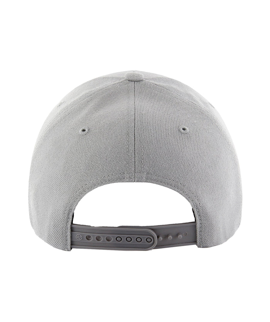 Features an embroidered Yankees logo, curved brim, ventilation holes, and a custom-fit snapback. Built with durable materials for a reliable, one-size fit.
