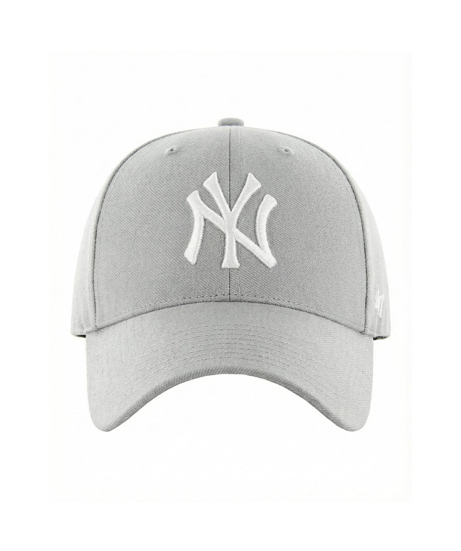 Features an embroidered Yankees logo, curved brim, ventilation holes, and a custom-fit snapback. Built with durable materials for a reliable, one-size fit.