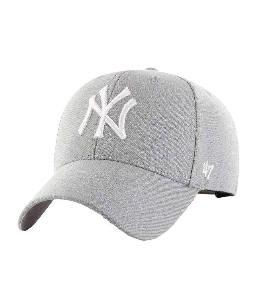 Features an embroidered Yankees logo, curved brim, ventilation holes, and a custom-fit snapback. Built with durable materials for a reliable, one-size fit.