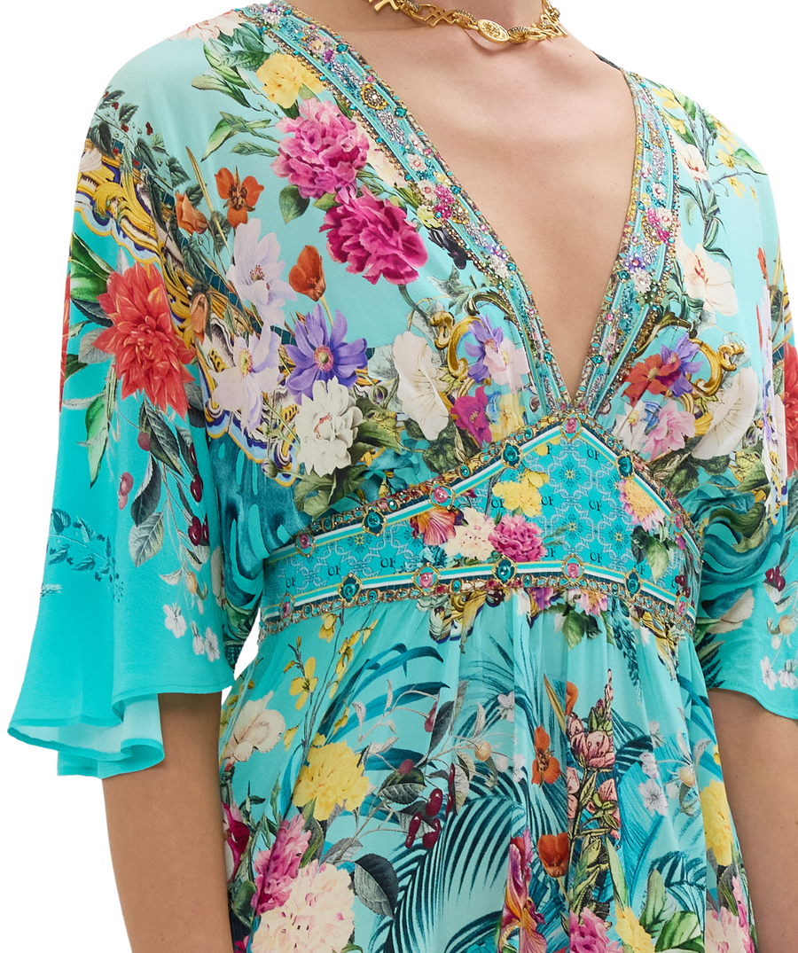 CAMILLA Gardens Of Queluz Short Dress 00033238 – A vibrant short dress adorned with a regal garden-inspired print, featuring a flattering cut and luxe fabric