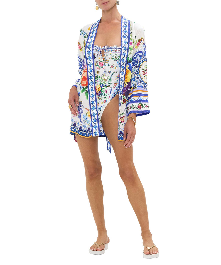 Elevate your style with the CAMILLA Tiles Darls Short Batwing Layer 00034882 – a bold printed piece with flowing sleeves for effortless boho-luxe flair.