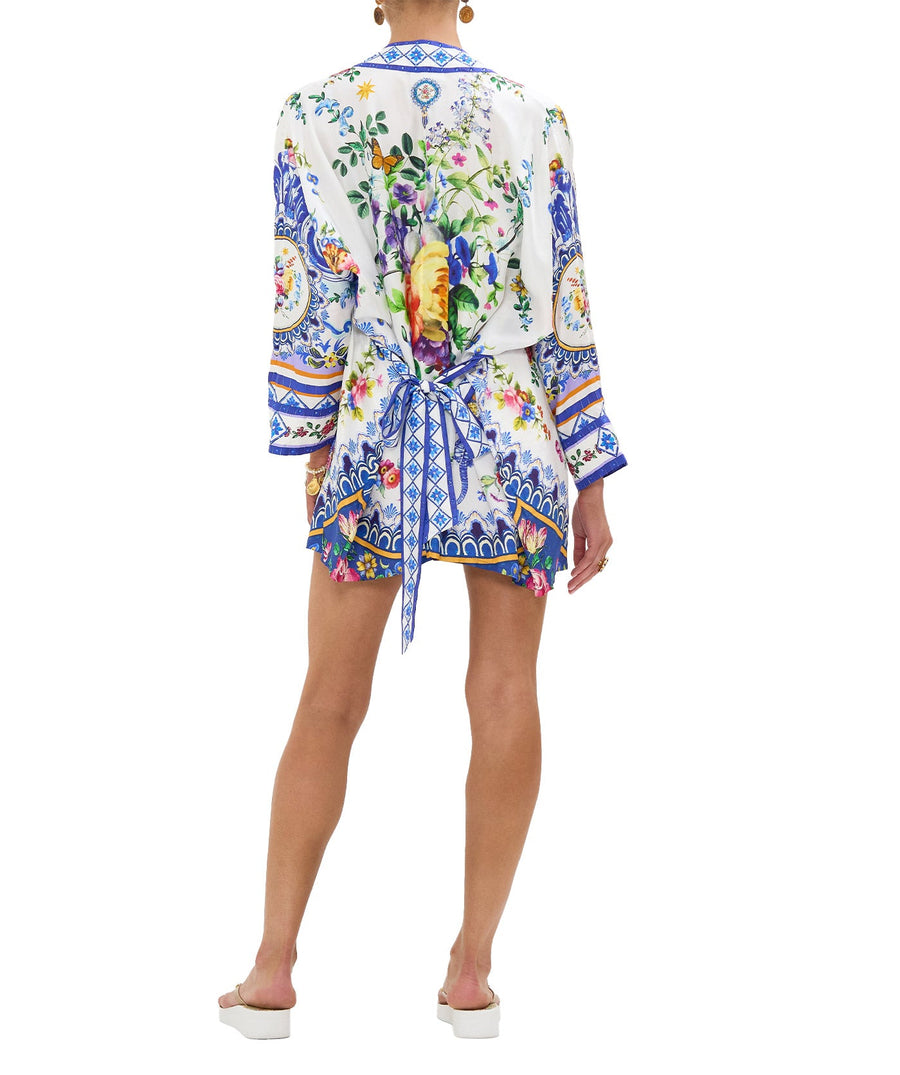 Elevate your style with the CAMILLA Tiles Darls Short Batwing Layer 00034882 – a bold printed piece with flowing sleeves for effortless boho-luxe flair.