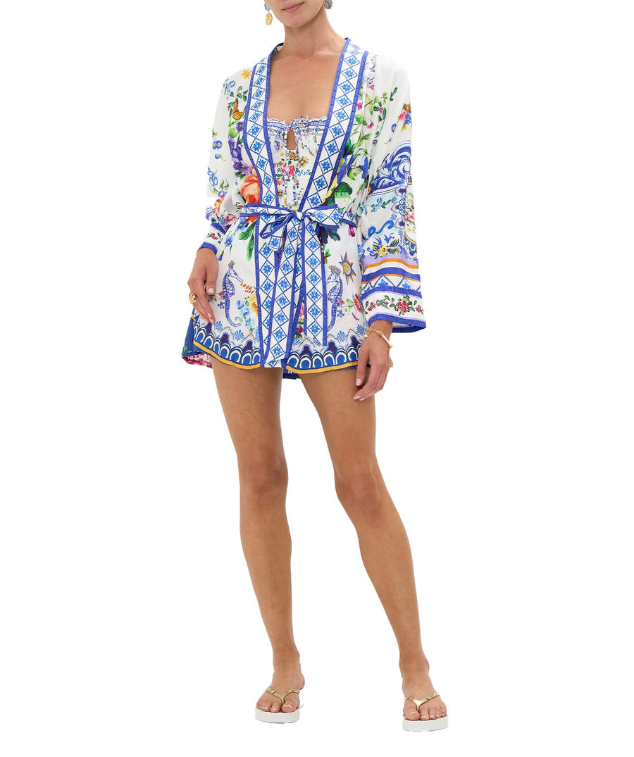 Elevate your style with the CAMILLA Tiles Darls Short Batwing Layer 00034882 – a bold printed piece with flowing sleeves for effortless boho-luxe flair.