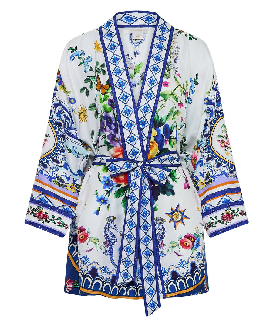 Elevate your style with the CAMILLA Tiles Darls Short Batwing Layer 00034882 – a bold printed piece with flowing sleeves for effortless boho-luxe flair.