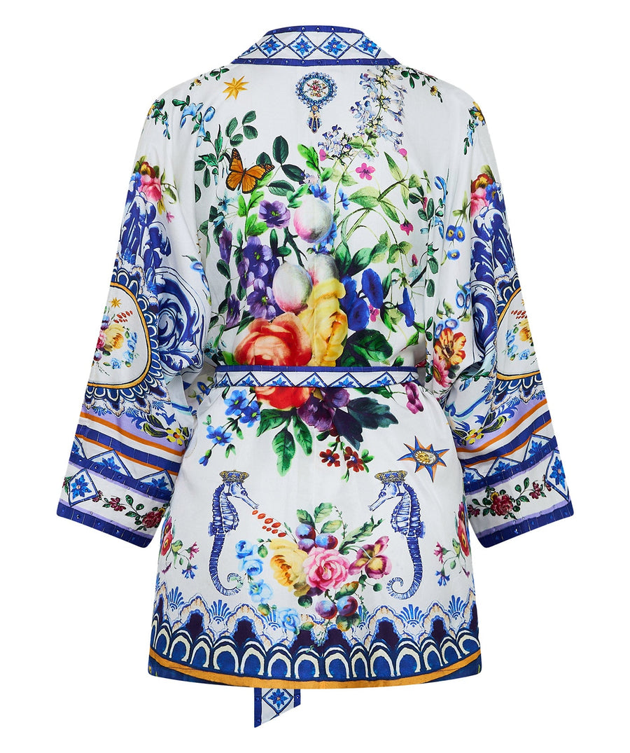 Elevate your style with the CAMILLA Tiles Darls Short Batwing Layer 00034882 – a bold printed piece with flowing sleeves for effortless boho-luxe flair.
