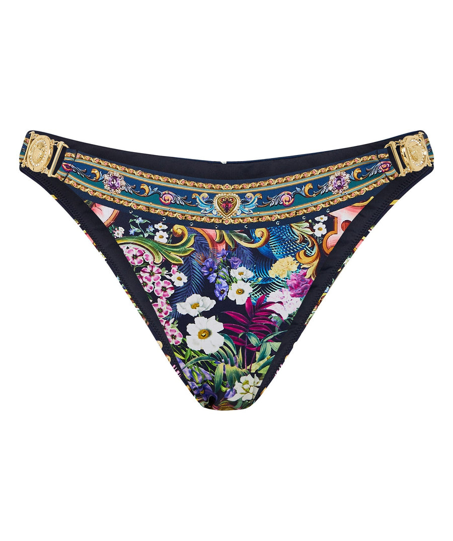 Turn up the heat in the CAMILLA Basked In Baroque Bikini 00035454/00035452 – a luxe, eye-catching set with bold prints and flattering, feminine cuts.